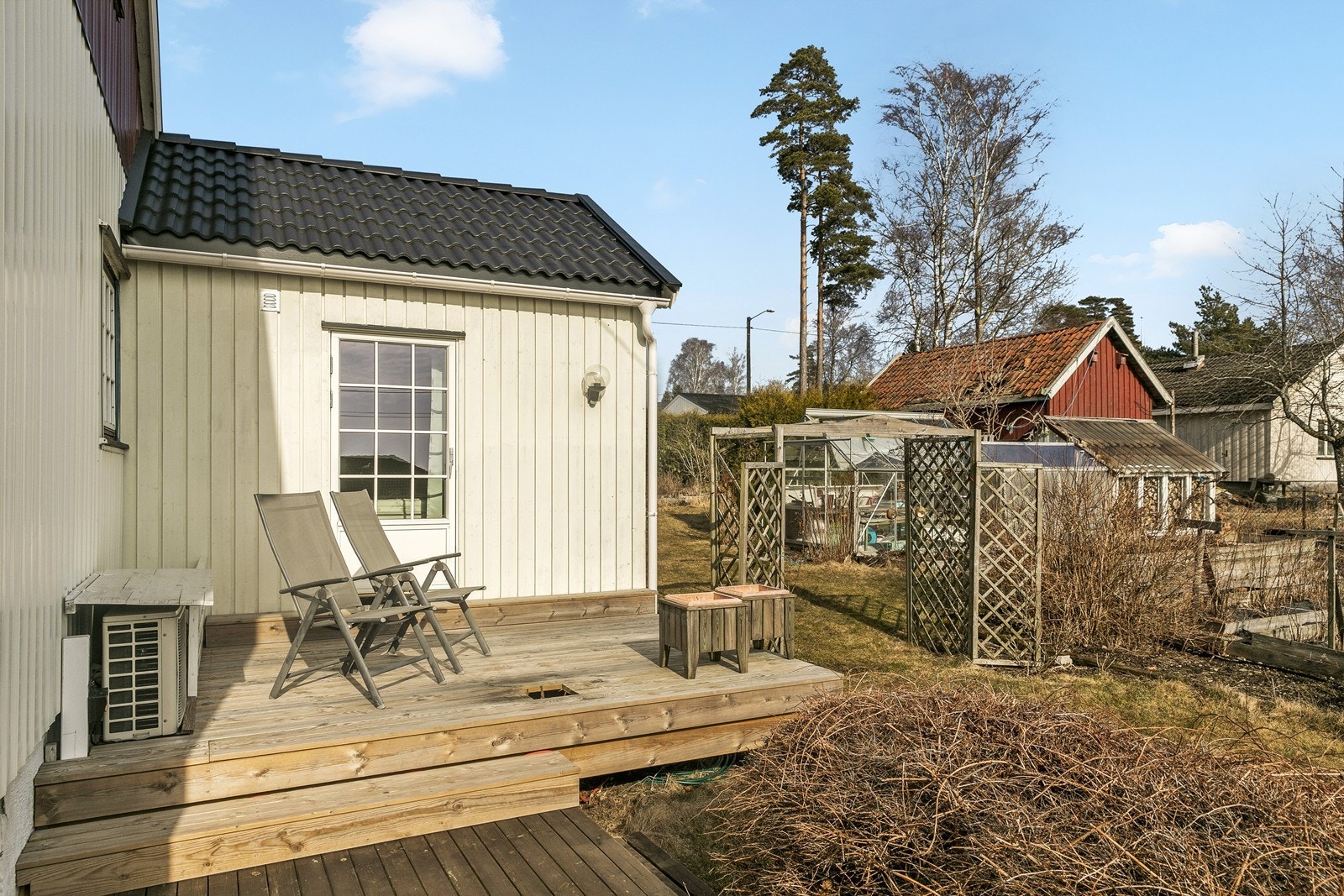 Uteplass med tilknytning til hagen, med utgang fra soverommet i tilbygget i 1. etasje. Galleribilde