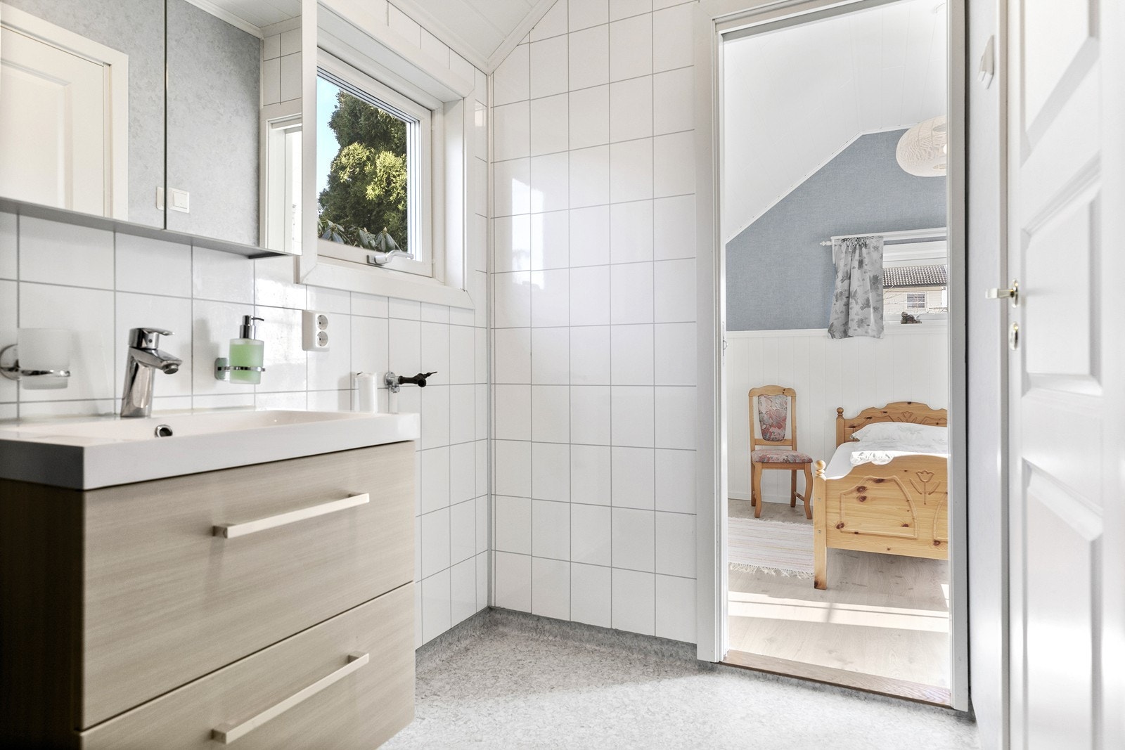 Baderomsinnredning med god oppbevaringsplass. Badet har en praktisk, direkte tilknytning til soverommet. Galleribilde