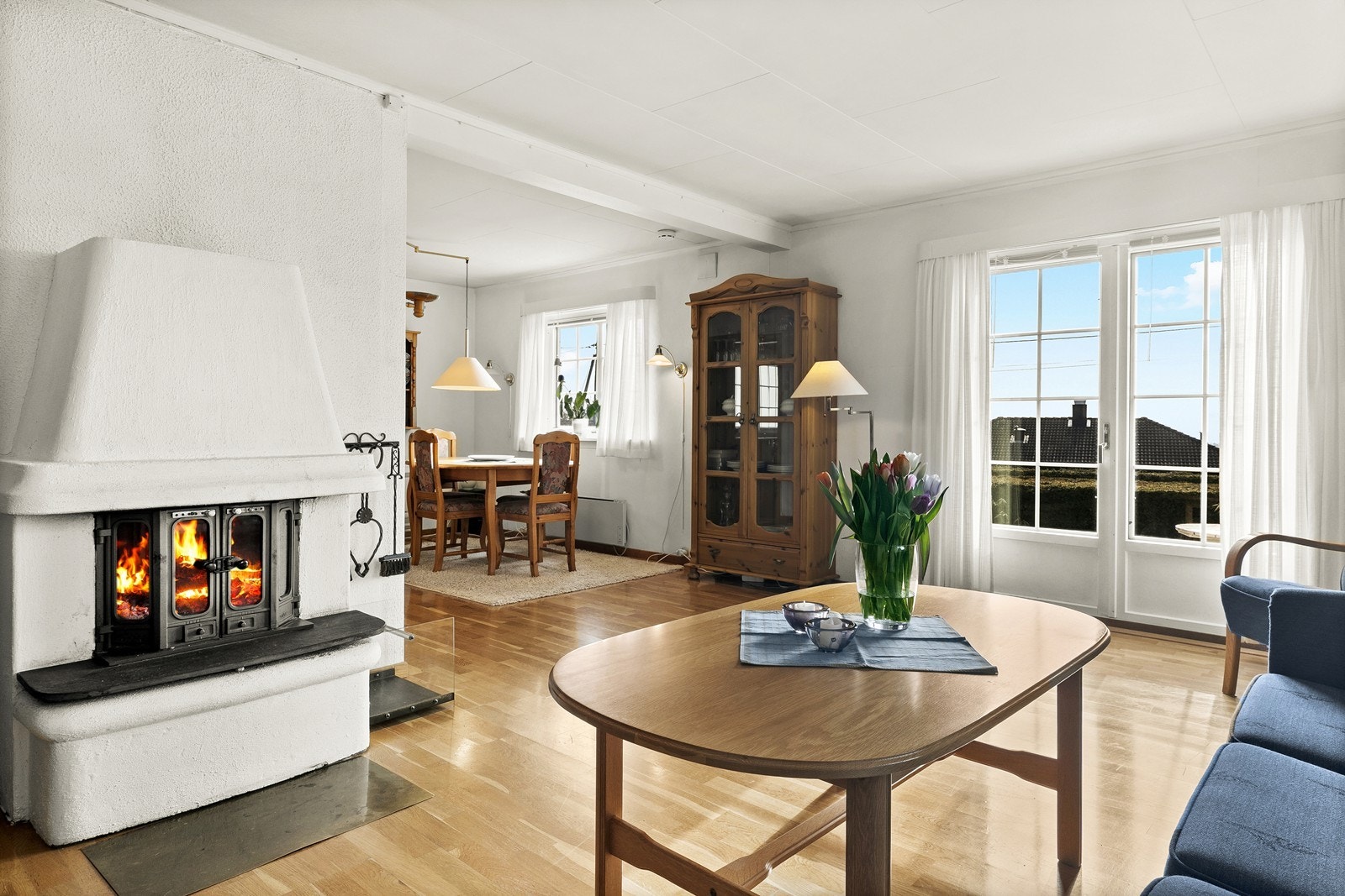 Rommet er delt inn i naturlige soner for både sofagruppe og spiseplass. Galleribilde