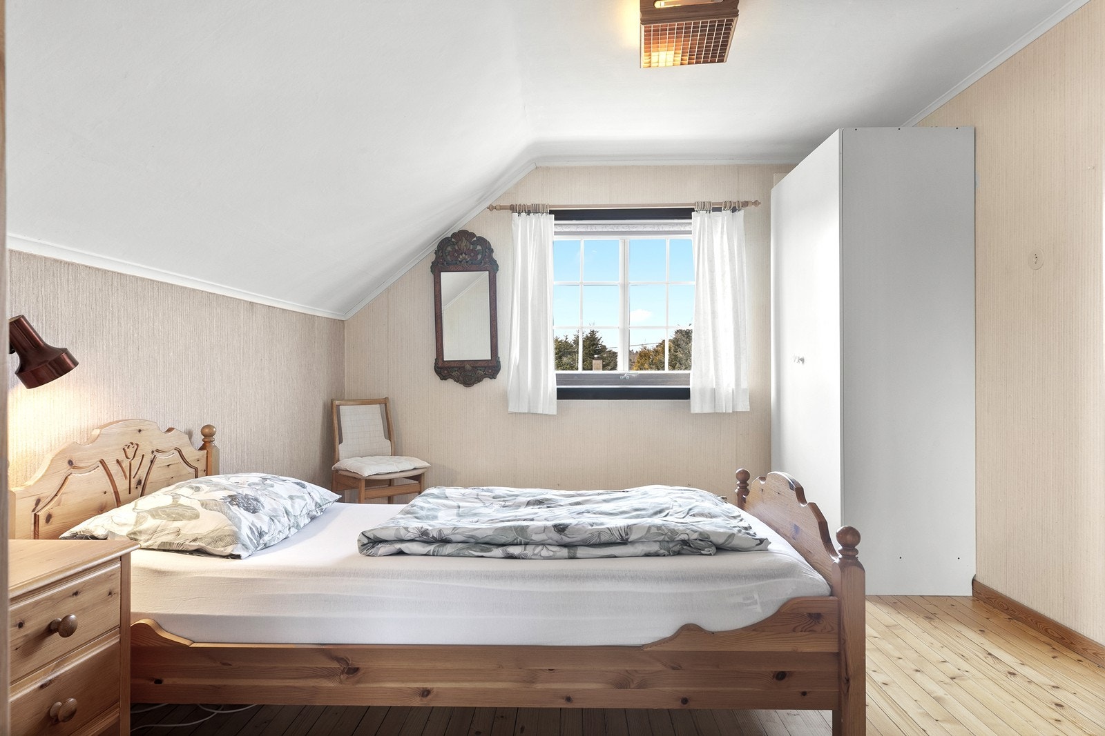Andre etasje inneholder totalt tre soverom. Overflatene har en noe eldre standard og oppgradering må påregnes. Galleribilde