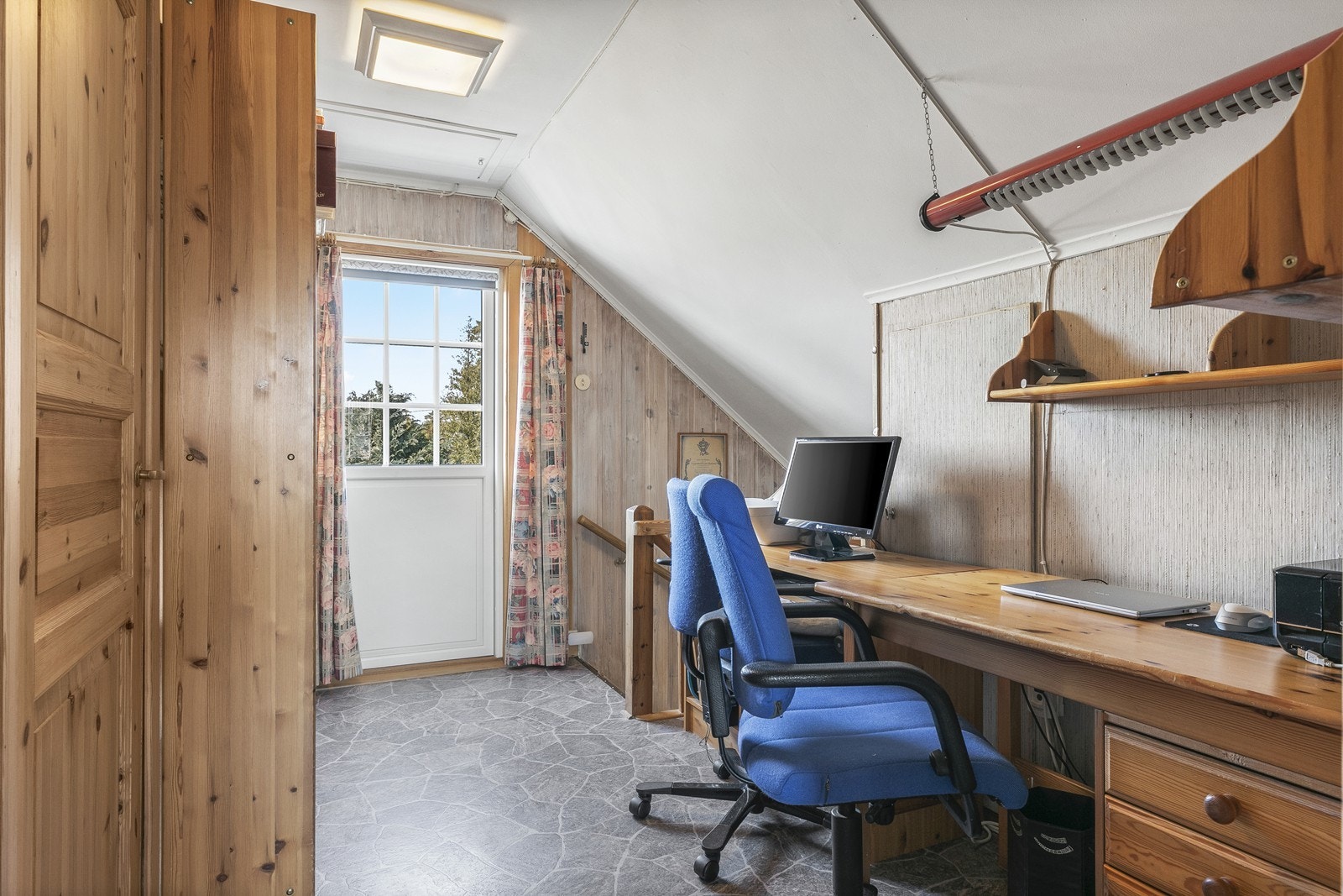 Trapperommet i andre etasje har plass til en kontorløsning og gir utgang til balkongen på ca. 6 m² Galleribilde