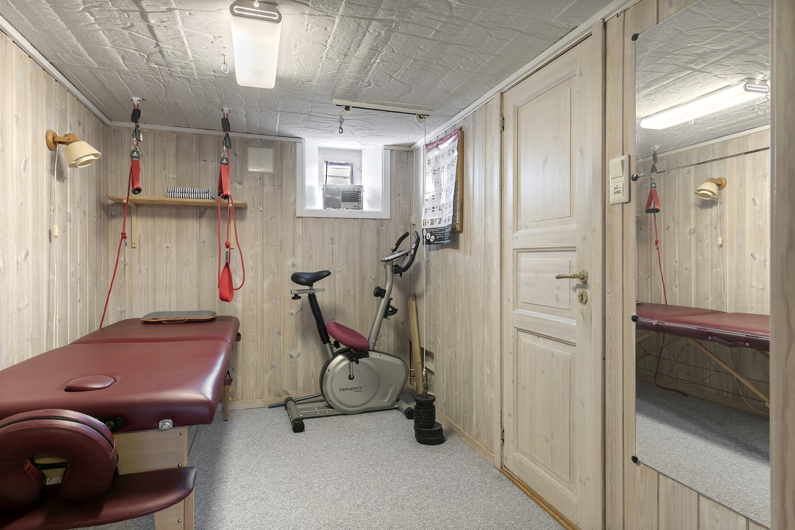 Kjelleren har flere boder og innredede rom med potensial for lagring eller hobbyaktiviteter. Galleribilde