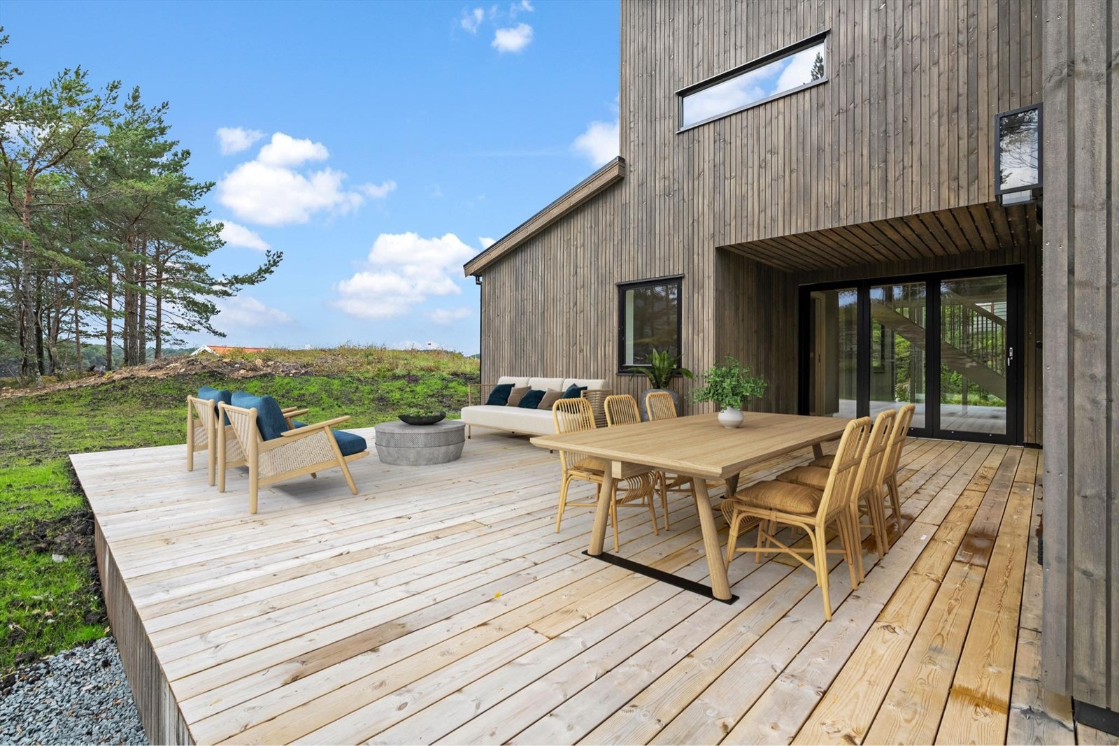 Den store treterrassen har god plass for utemøblar og sosiale samankomstar. Galleribilde