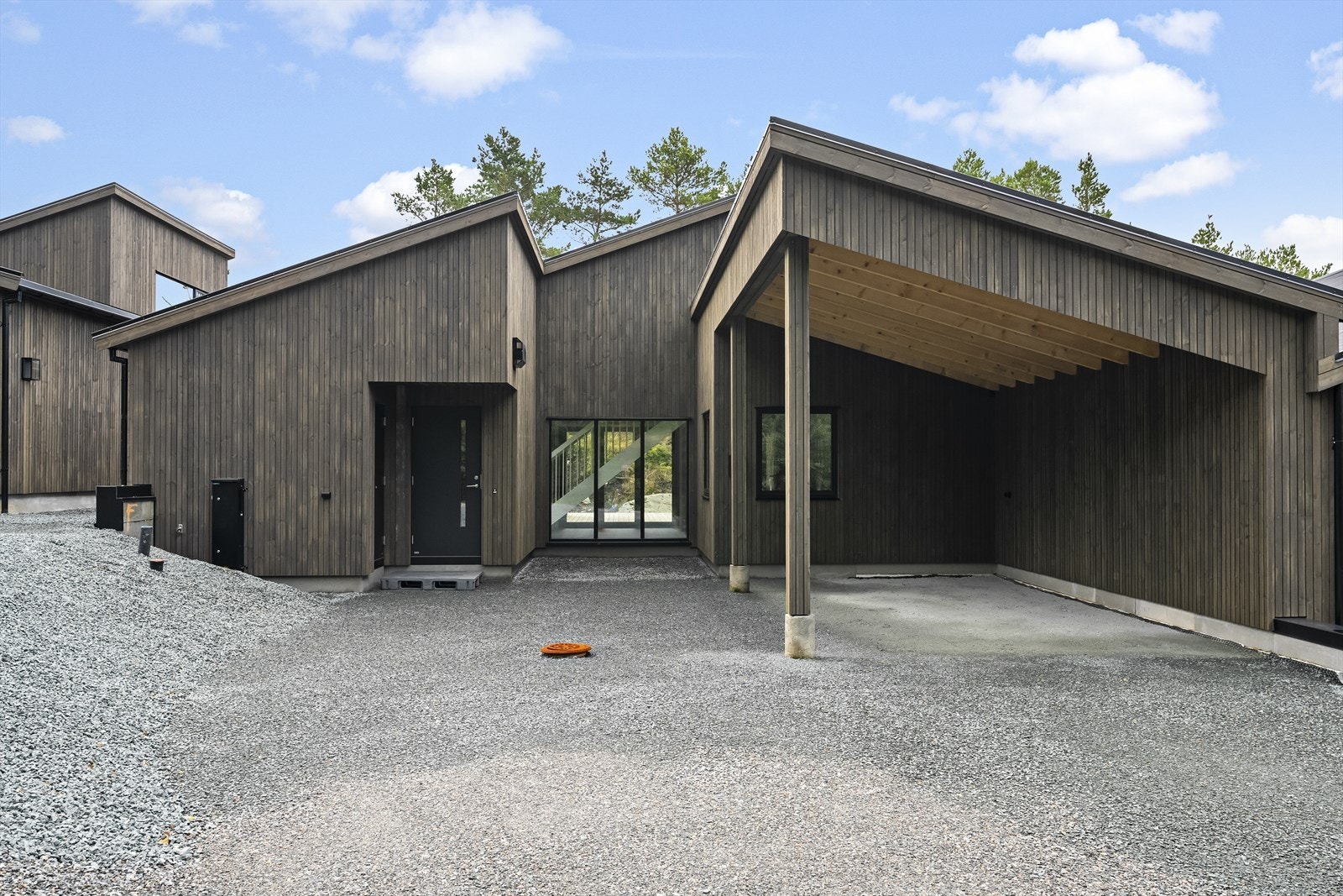 Tilkomsveg, inngangsparti og carport er i etterkant asfaltert. Galleribilde
