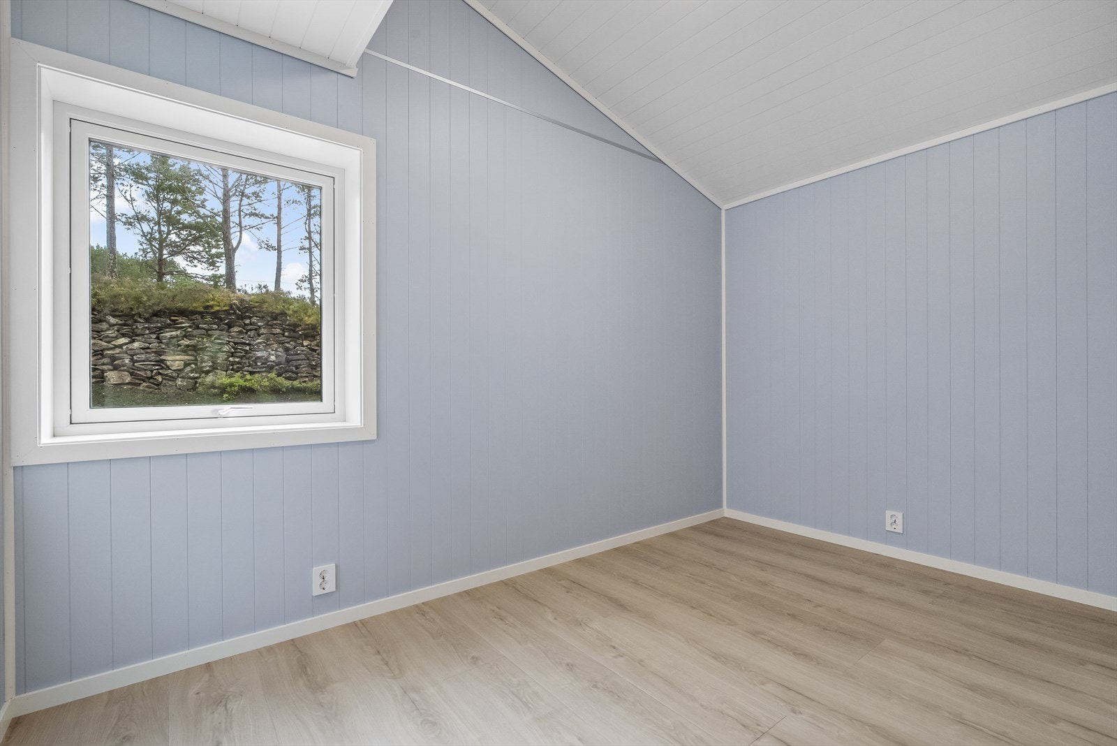 Det andre soverommet er lyst og lett å møblere, ideelt som barnerom eller gjesterom. Galleribilde