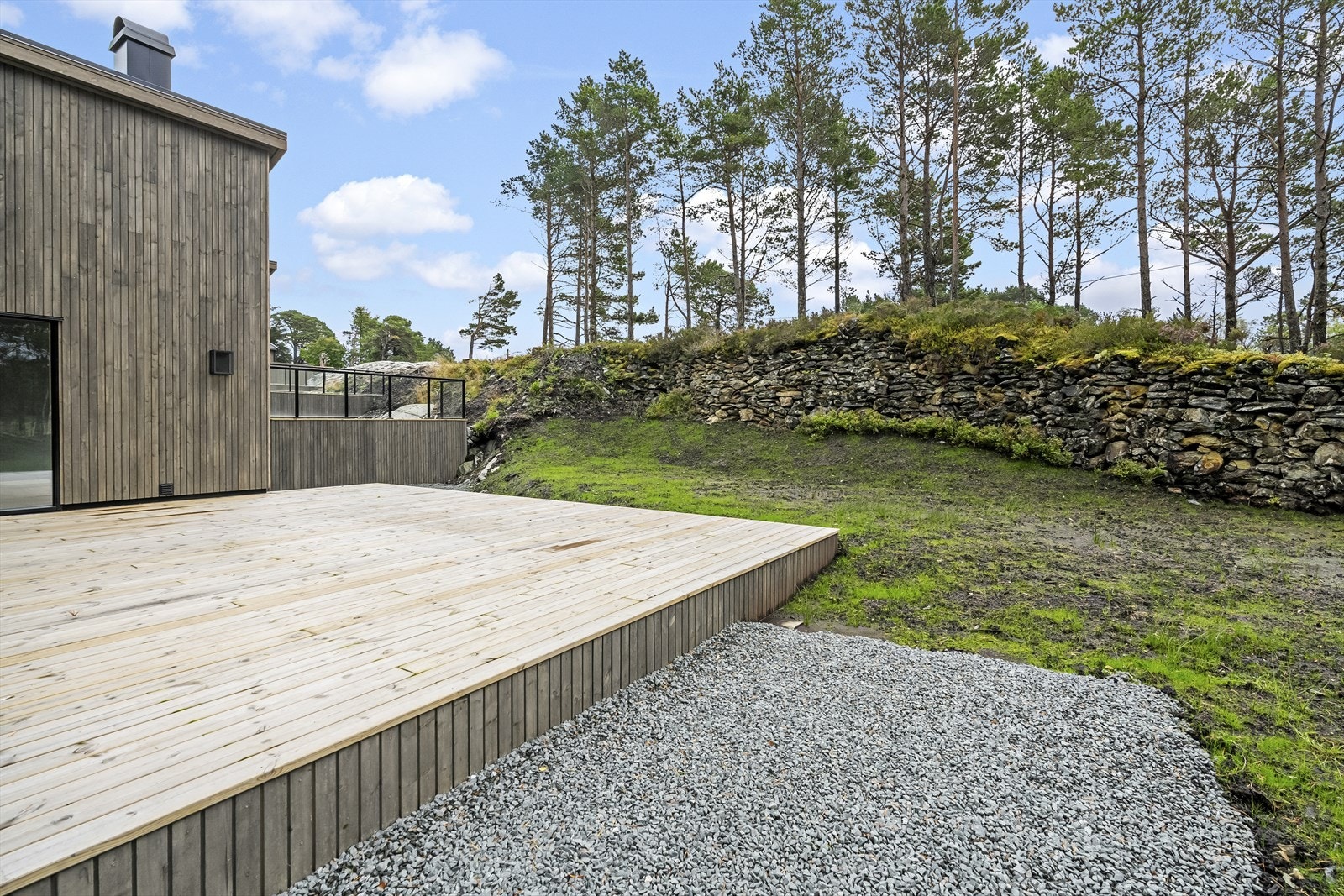 Ein vakker steingard rammar inn delar av eigedomen. Galleribilde