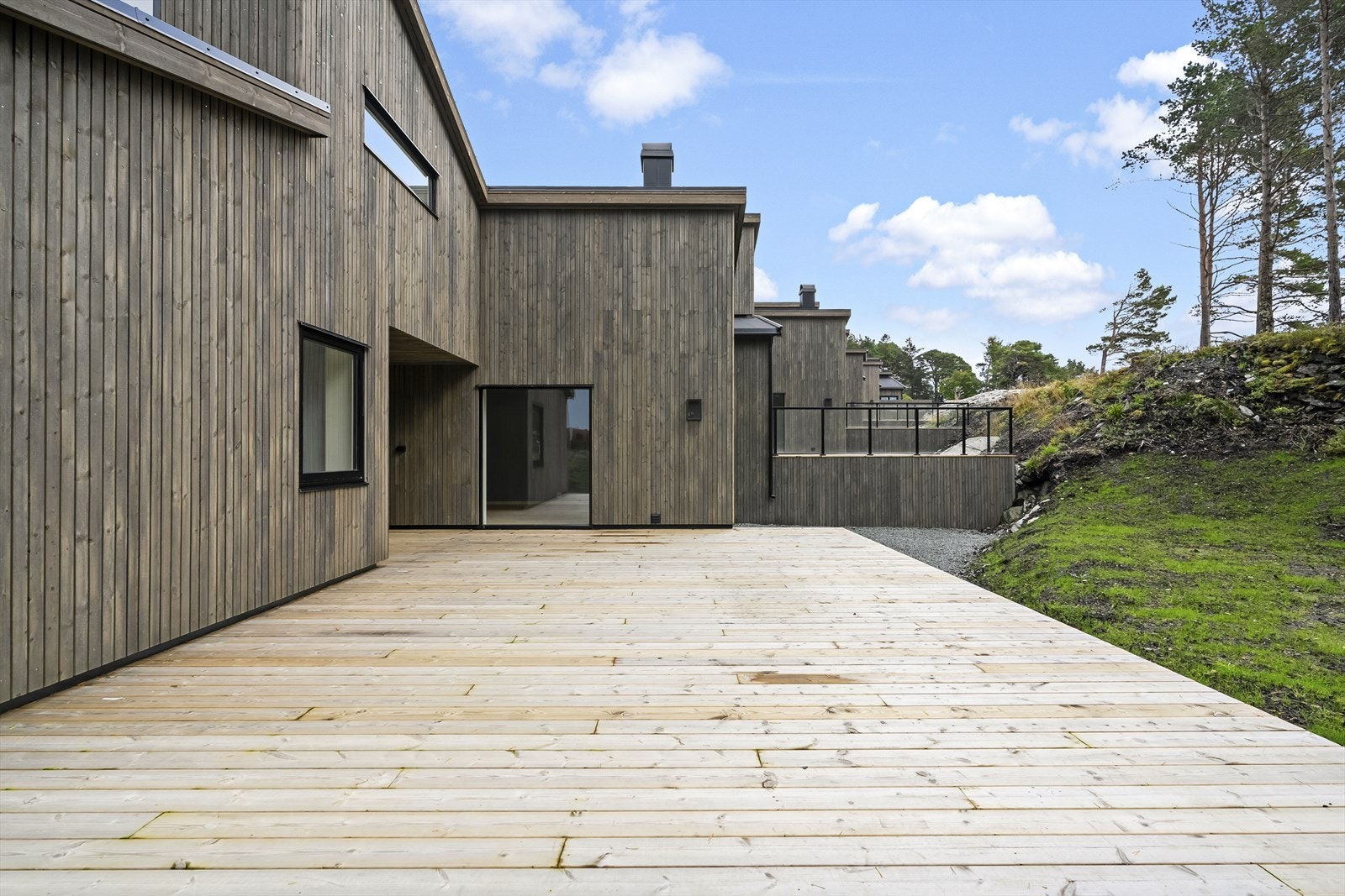 Uteområda er ei blanding av opparbeidde terrassar og naturtomt. Galleribilde