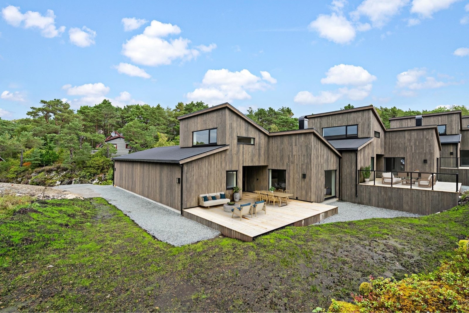 Moderne og nybygde bustader på Svanøy, der arkitektur og natur går hand i hand. Galleribilde