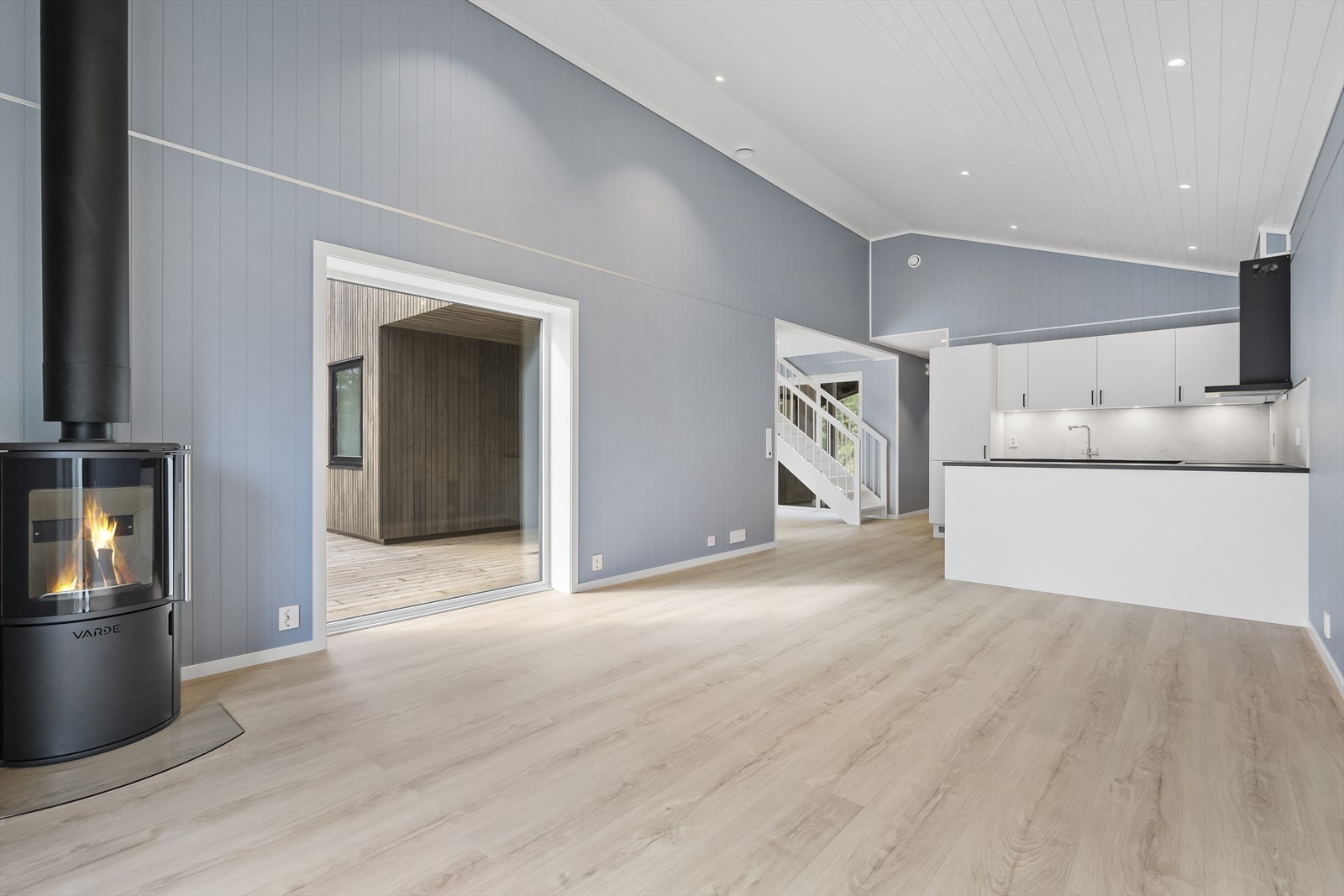 Vedovnen frå Varde er eit sentralt element i stova, og gir både varme og atmosfære. Galleribilde