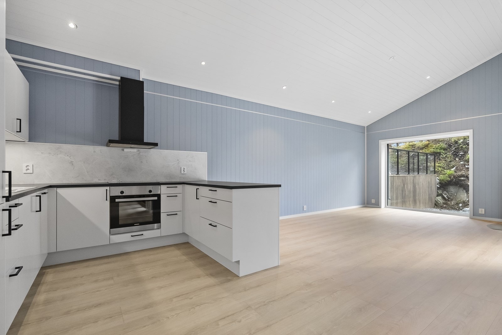 Kjøkkenet er plassert i hjartet av allrommet, med god kontakt med både stove og spiseplass. Galleribilde