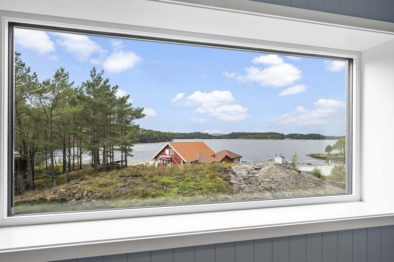 Frå vindauget på loftet (snr. 1) ser du utover Svanøybukta. Galleribilde