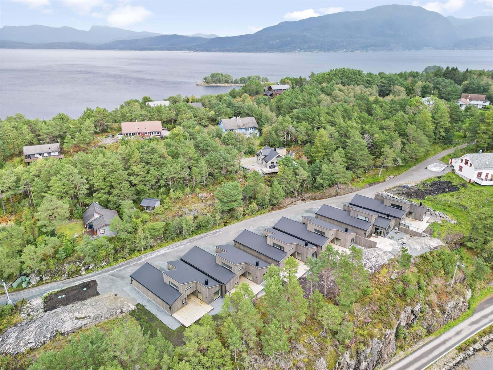 Svanøy er kjend som Sunnfjords perle , eit levande øysamfunn i pakt med naturen. Galleribilde