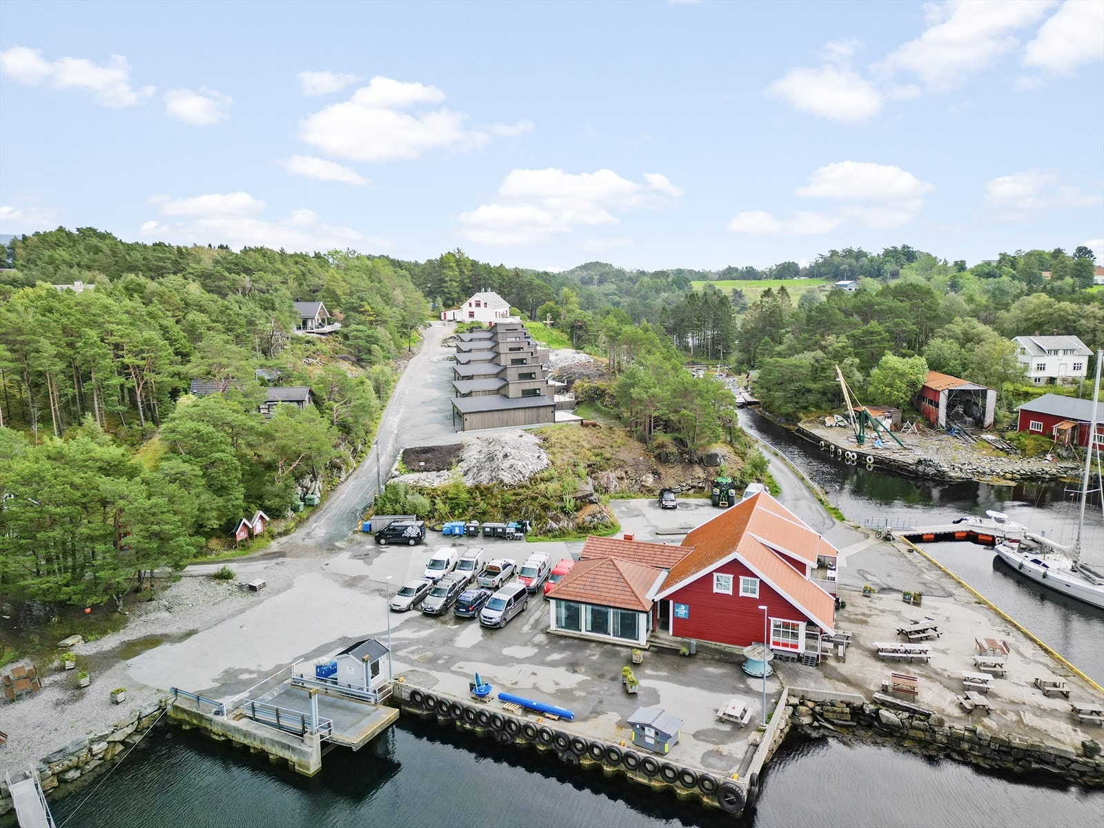 Her ser ein nærleiken til kaia, der rutebåten til Florø legg til. Galleribilde