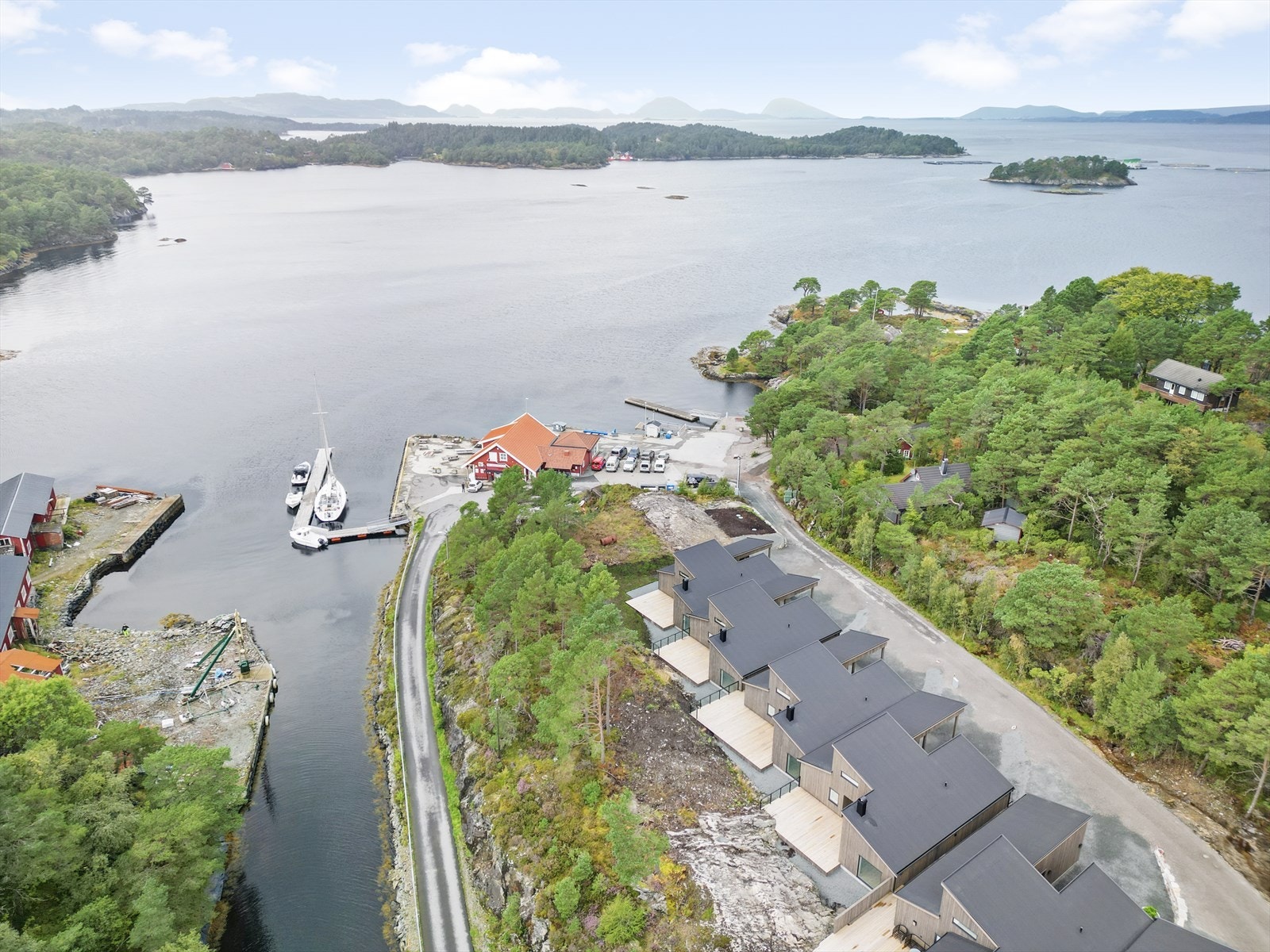 Velkommen til G.R.Mellingensveg. Her bur du med umiddelbar nærleik til sjøen og Svanøybukta. Rutebåten til Florø og den lokale butikken er berre ein kort spasertur unna. Foto: Photoevent (Thor-Aage Bolseth Lillestøl) Galleribilde