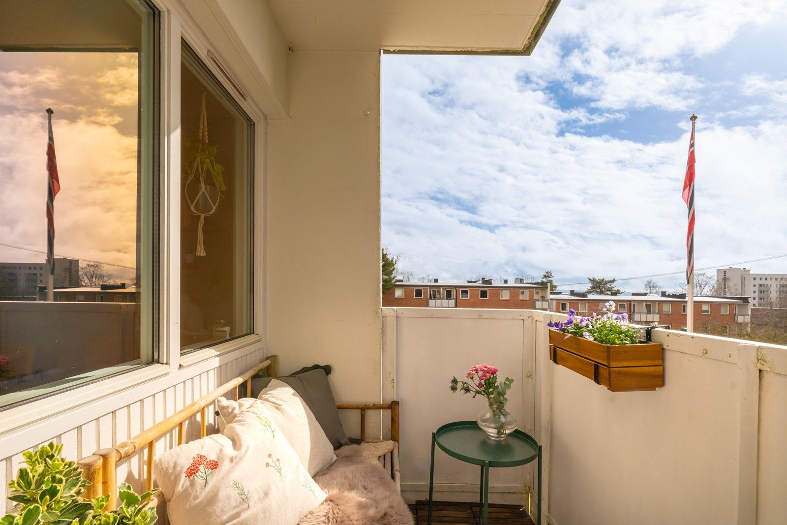 Balkongen er sørvendt og dels overbygget Galleribilde