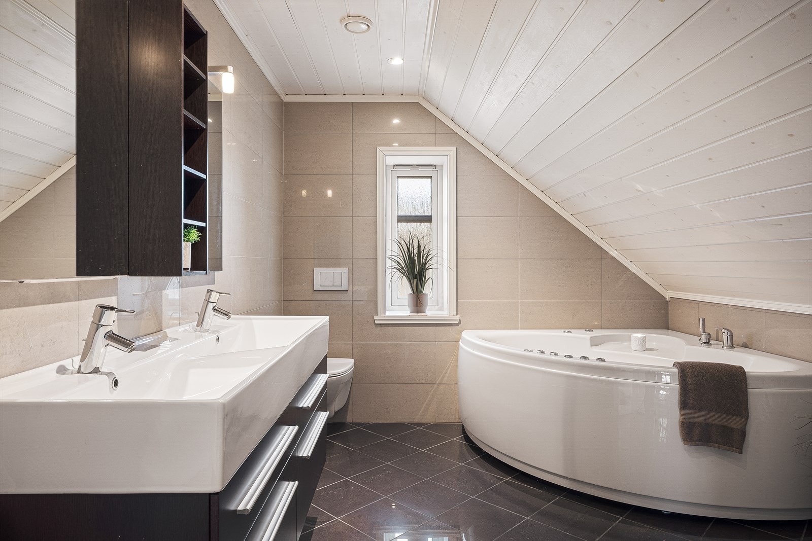 Pent flisebelagt bad med boblebad, pen dobbel servant, wc. Galleribilde