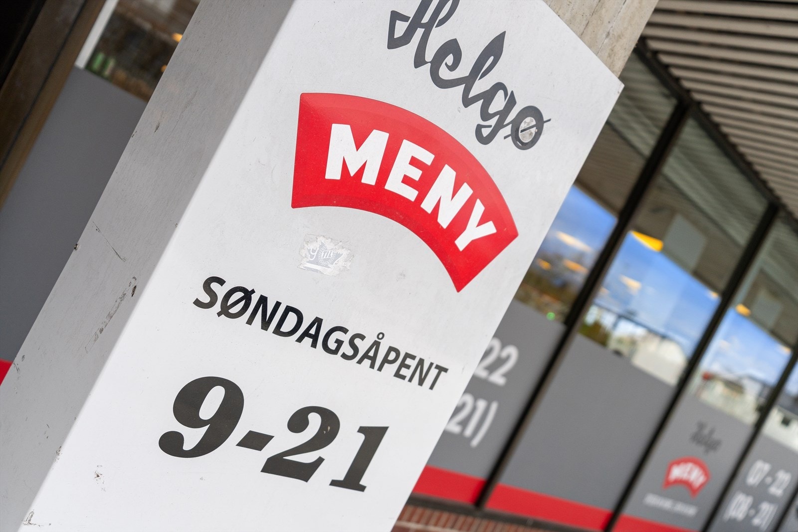 Dagligvarehandel kan gjøres på Meny Stokka og Extra Eiganes, og AMFI Madla med over 80 butikker ligger like ved. Stavanger sentrum er også lett tilgjengelig. Galleribilde
