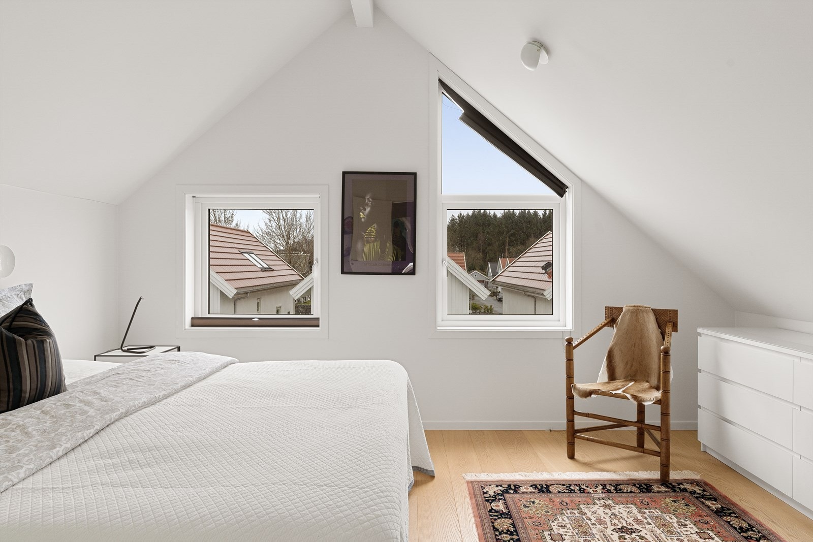 Store vindusflater slipper inn rikelig med naturlig dagslys. Galleribilde