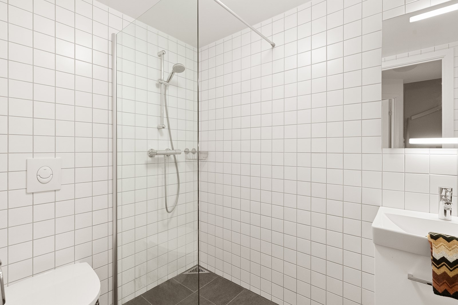 Praktisk bad med alt man trenger en hektisk hverdag. Galleribilde