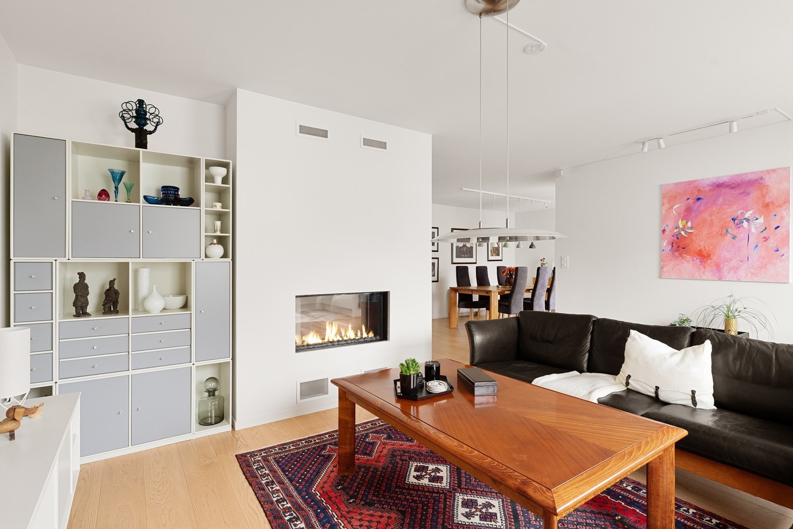 Hovedetasjen utgjør hjemmets naturlige samlingspunkt, hvor kjøkken, spisestue og stue smelter sammen i en åpen og elegant løsning - perfekt for både hverdagsliv og sosiale sammenkomster. Galleribilde