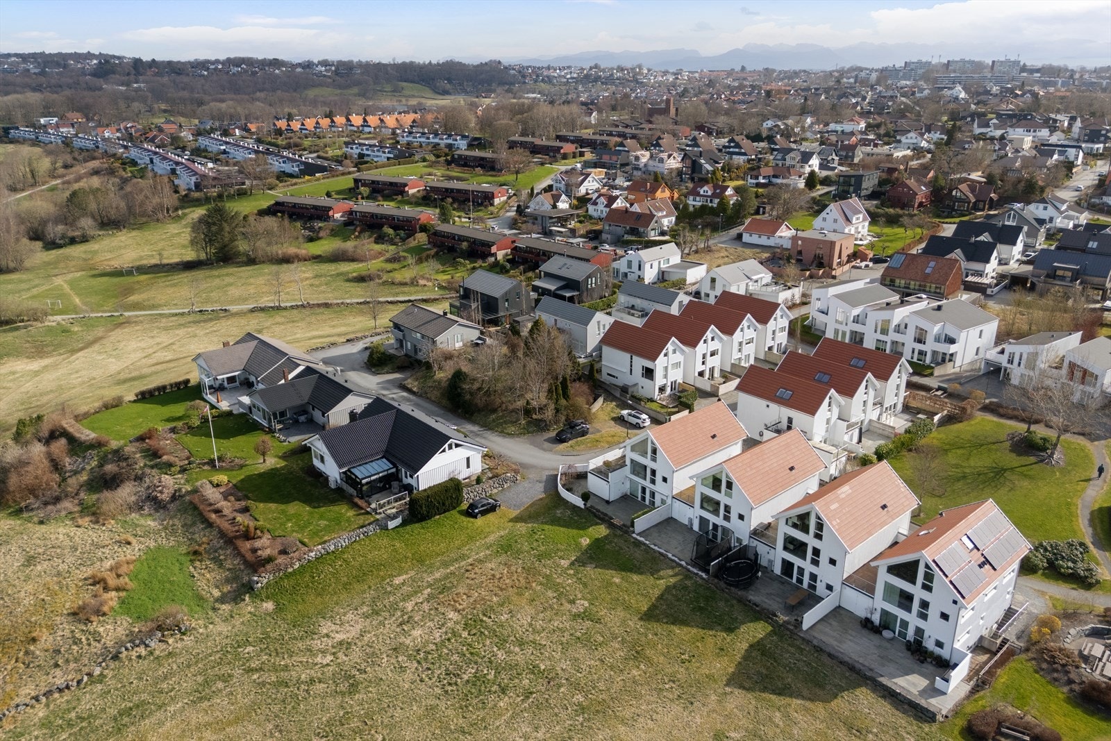 Eiendommen ligger i et stille og barnevennlig boligområde på Stokka, et av Stavangers mest attraktive områder. Galleribilde