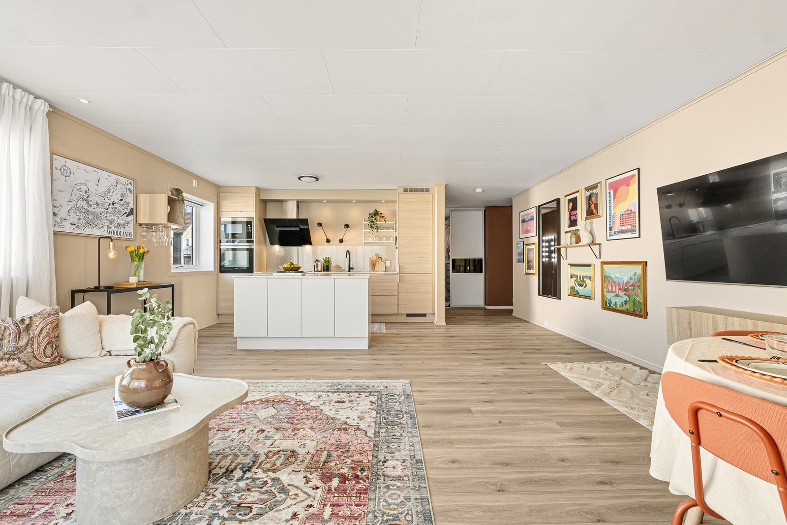 Leiligheten byr på hele 96m² med boltreplass - og disponerer i tillegg fast parkering i garasjeanlegg. Galleribilde