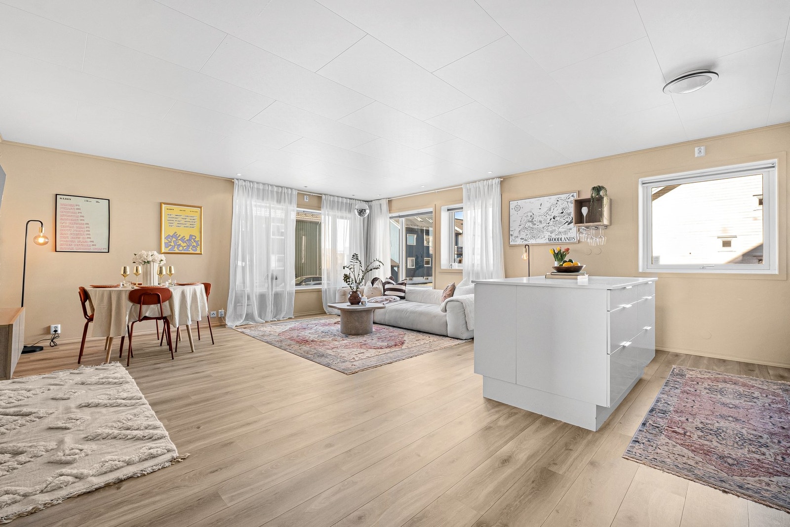 Leiligheten byr på hele 96m² med boltreplass - og disponerer i tillegg fast parkering i garasjeanlegg. Galleribilde