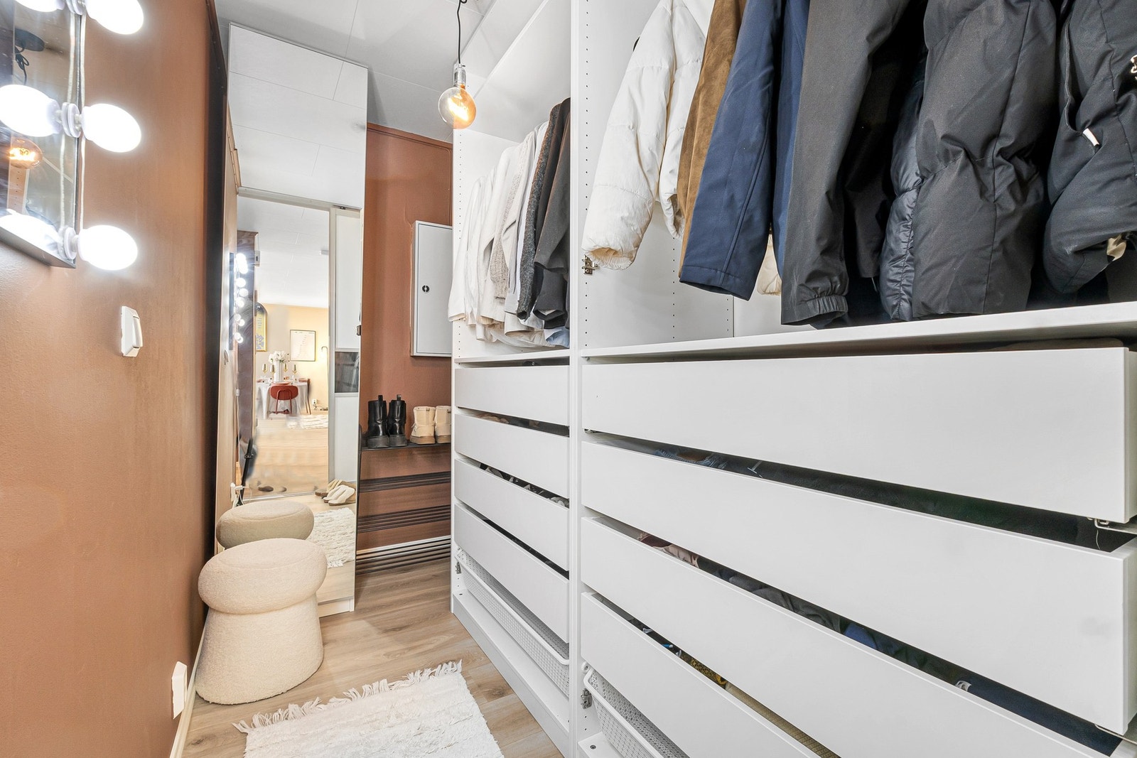 Garderobe Galleribilde