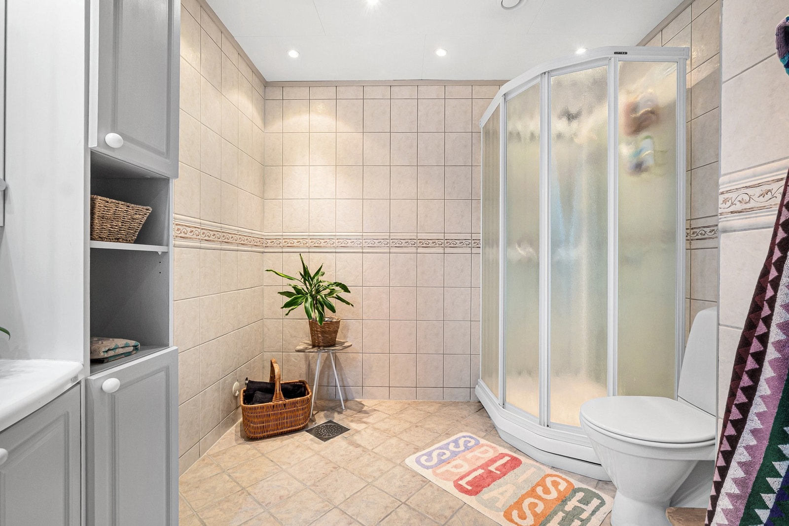 Badet er utstyrt med dusjkabinett, toalett og baderomsinnredning med god oppbevaringsplass. Galleribilde