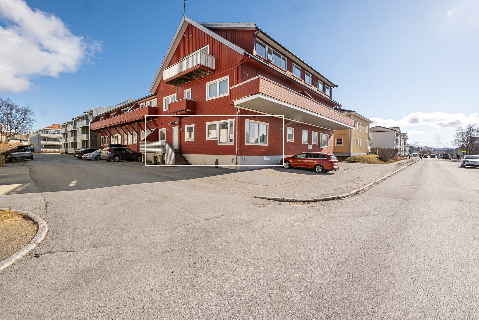 Boligen ligger i krysset mellom Småtindveien og Jordbruksveien - svært sentralt med kort vei til det meste. Galleribilde