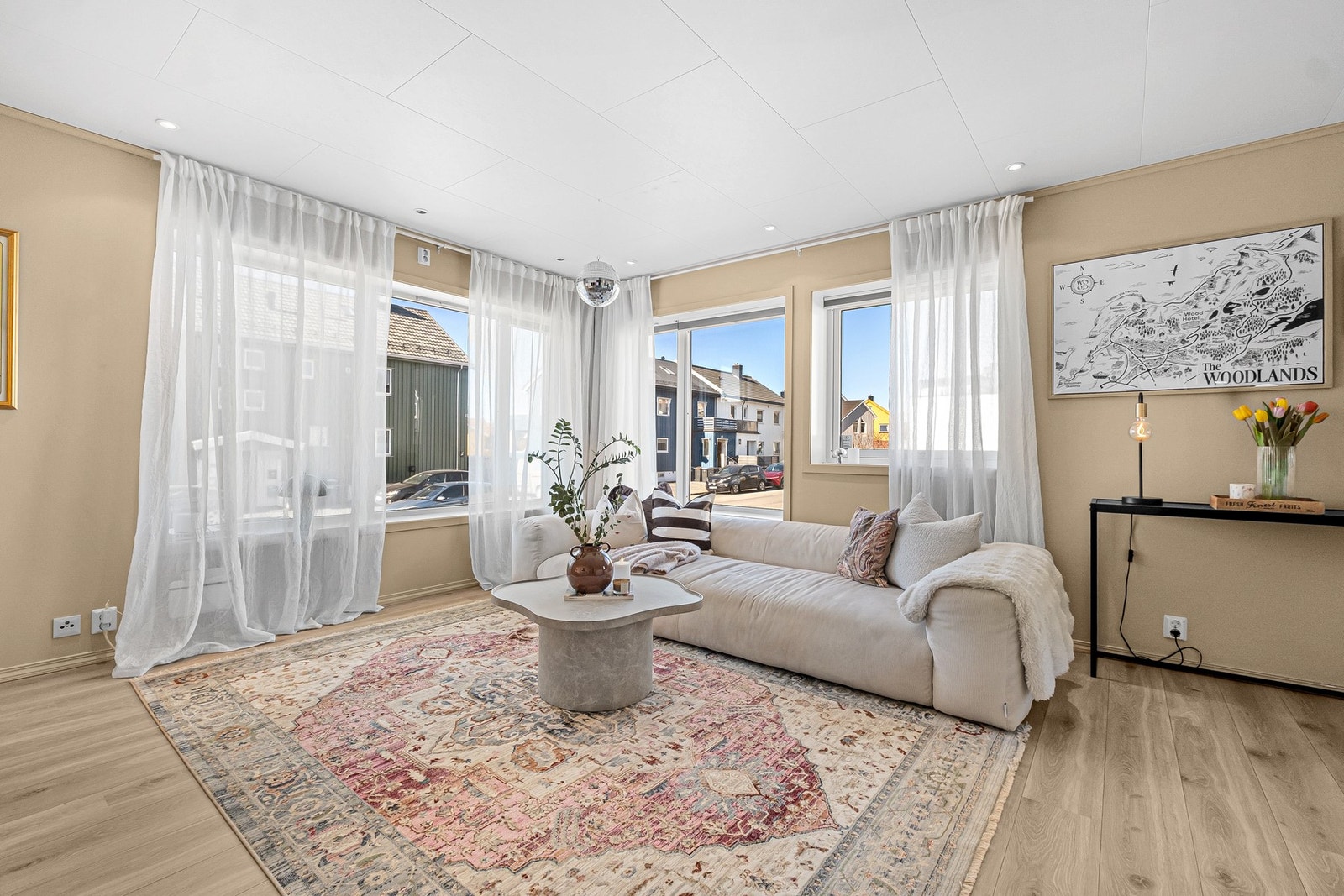 Oppholdsrommet har store vindusflater som slipper inn rikelig med naturlig lys Galleribilde