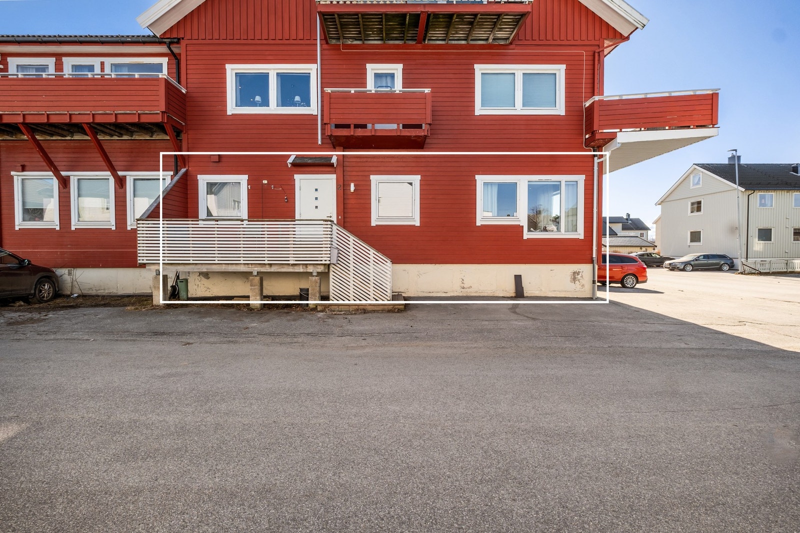 Egen inngang fra bakkeplan til leiligheten i første etasje med koselig inngangsparti/veranda Galleribilde