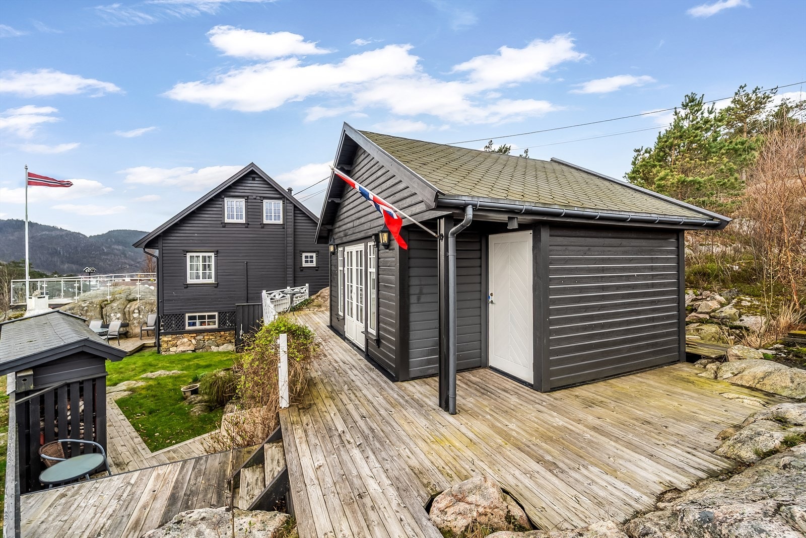 Anneks med omkringliggende terrasse. Galleribilde