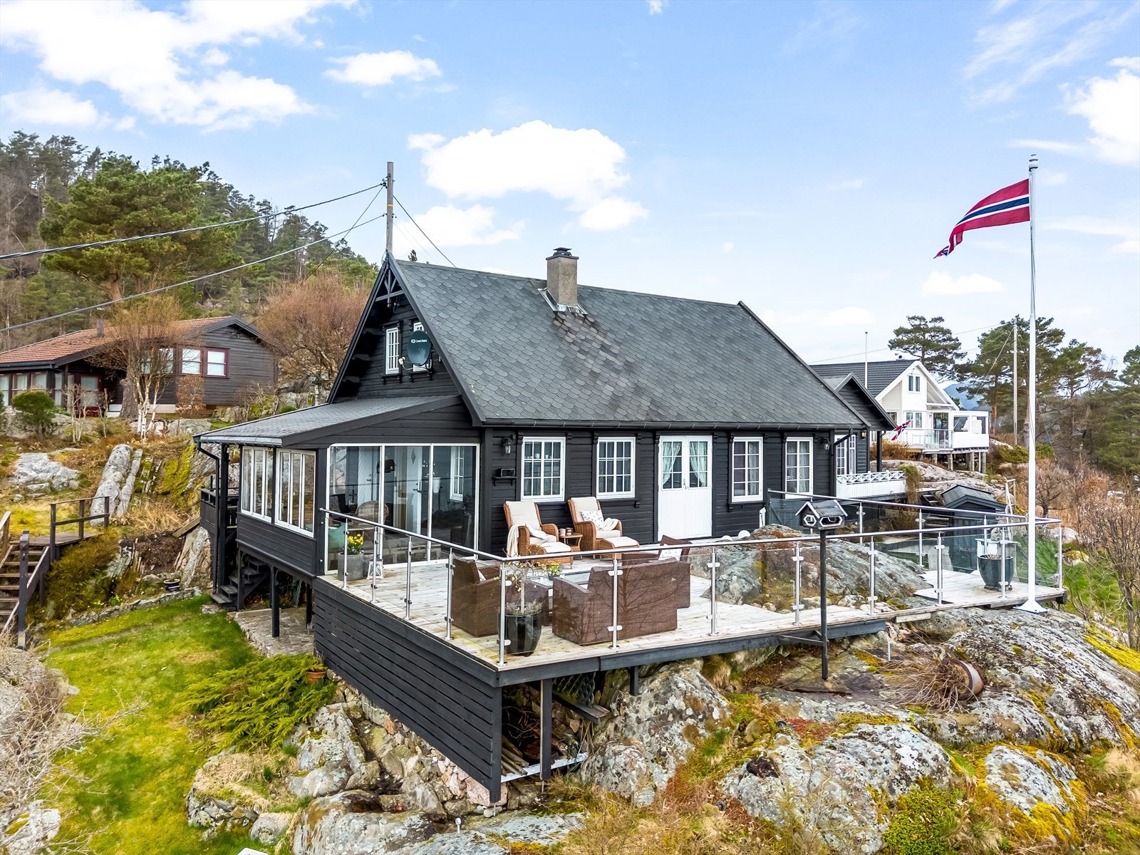 Vi har gleden av å presentere denne unike fritidsboligen på toppen av Stampen, med flott utsikt, egen bryggeplass og sjøbod! Velkommen til Stampen 19! Galleribilde