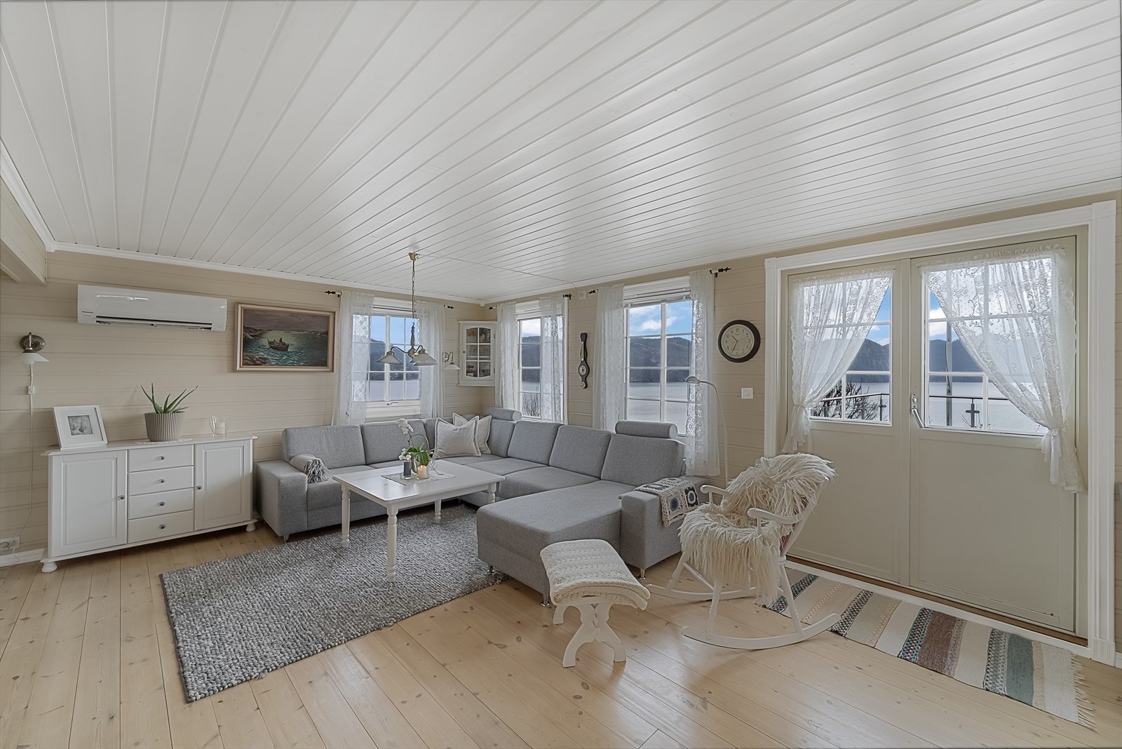 Velkommen inn! En lun og lys stue med varmepumpe og peis. Galleribilde
