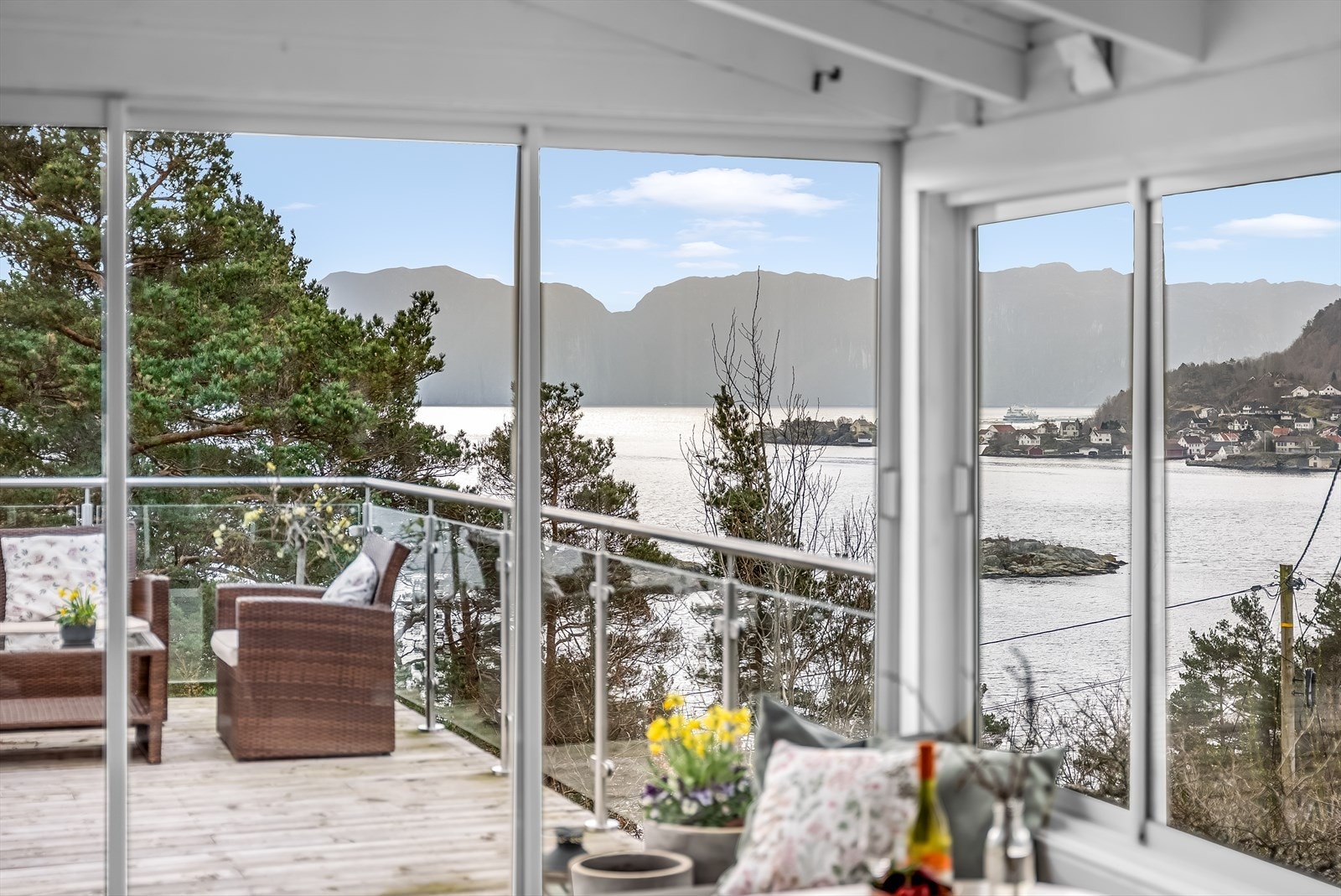 Fantastisk utsikt mot fjord og fjell som kan nytes både inne og ute - Her fra den glasserte utestuen. Galleribilde