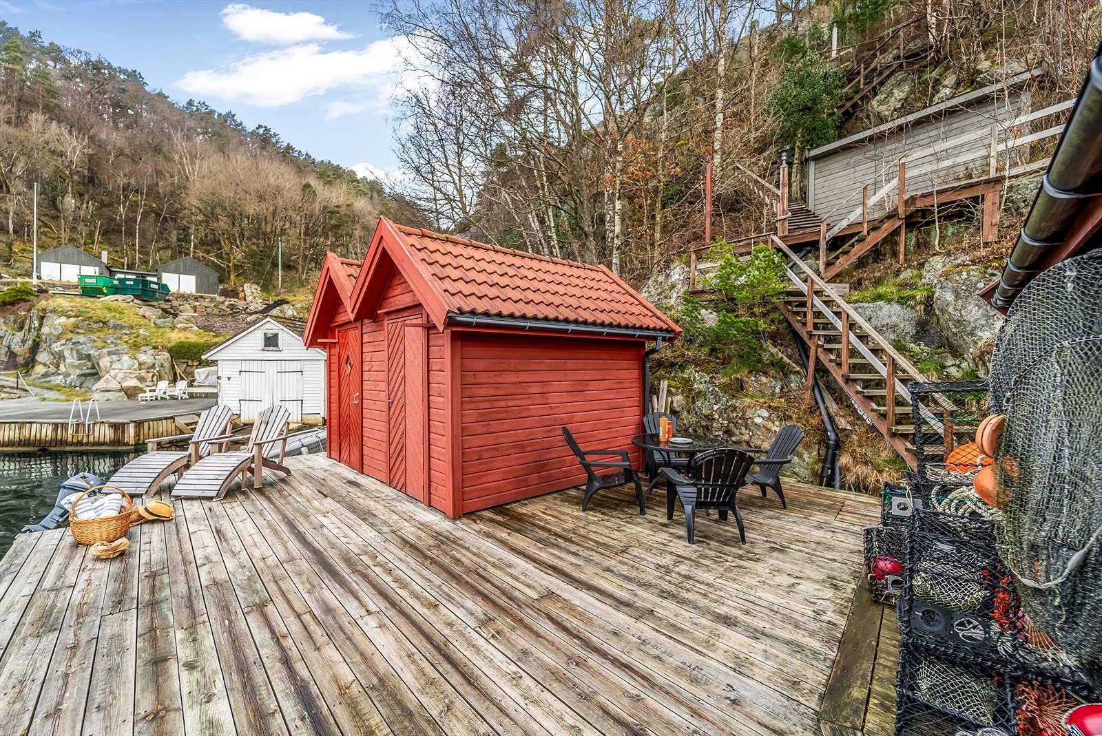 Egen brygge med bod tilrettelagt for båtliv og opphold ved vannet. Galleribilde