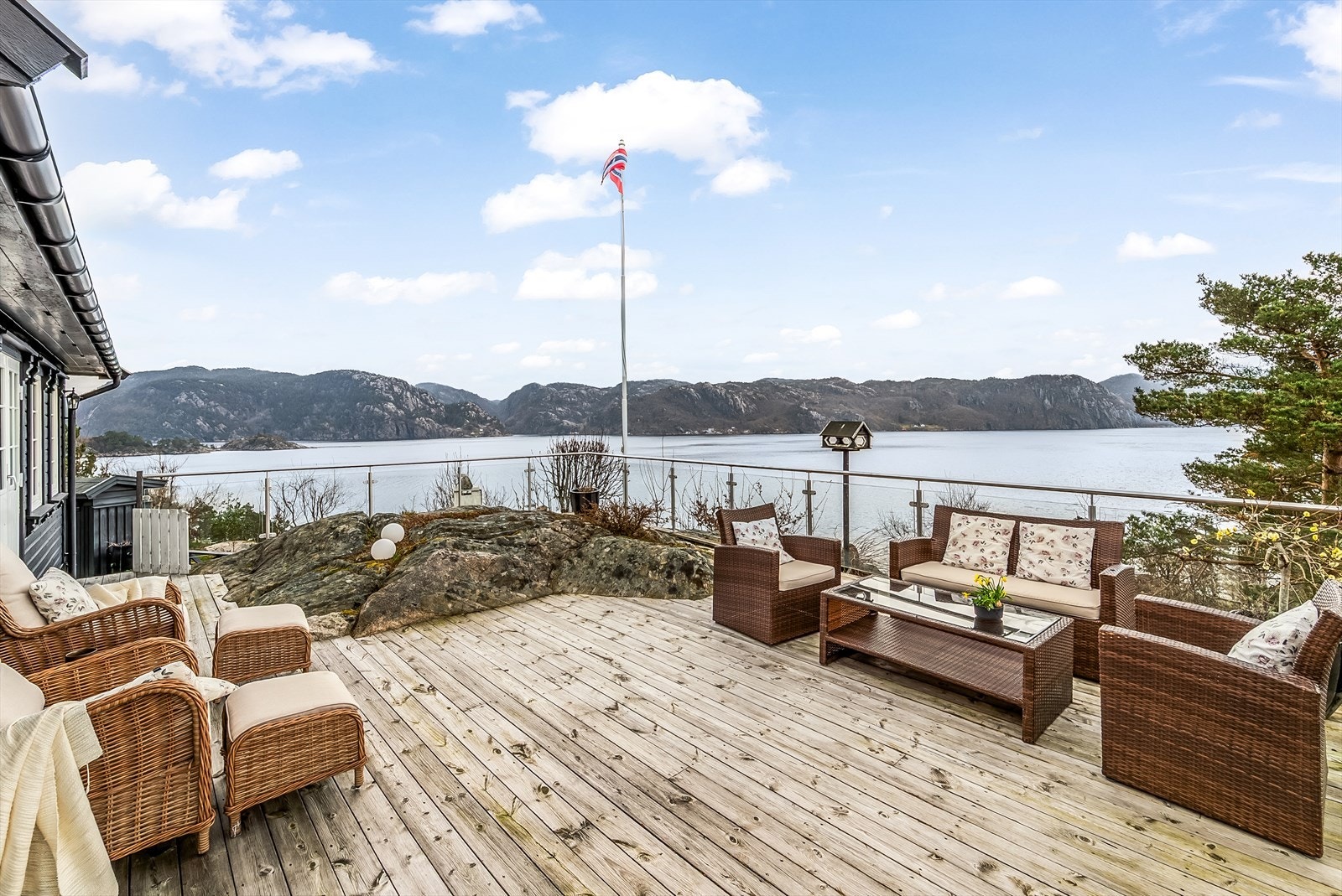 Stor terrasse med gode solforhold og panoramautsikt. Galleribilde