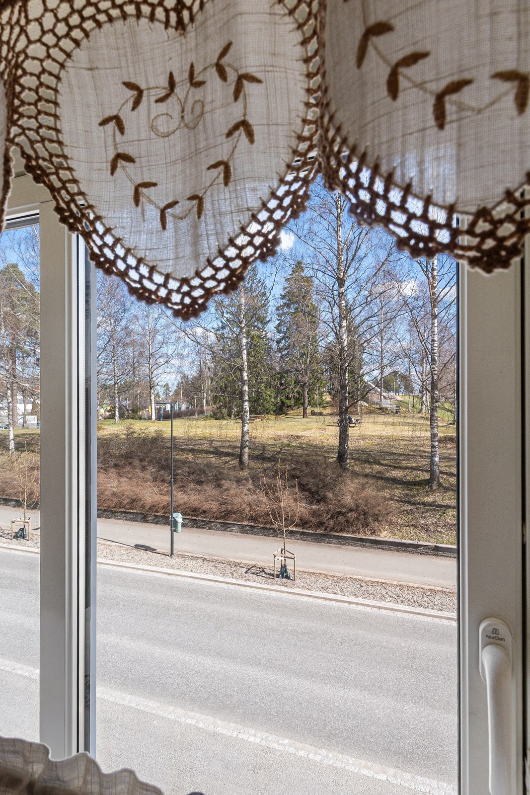 Fra kjøkkenvinduet er det koselig utsyn mot byparken. Galleribilde