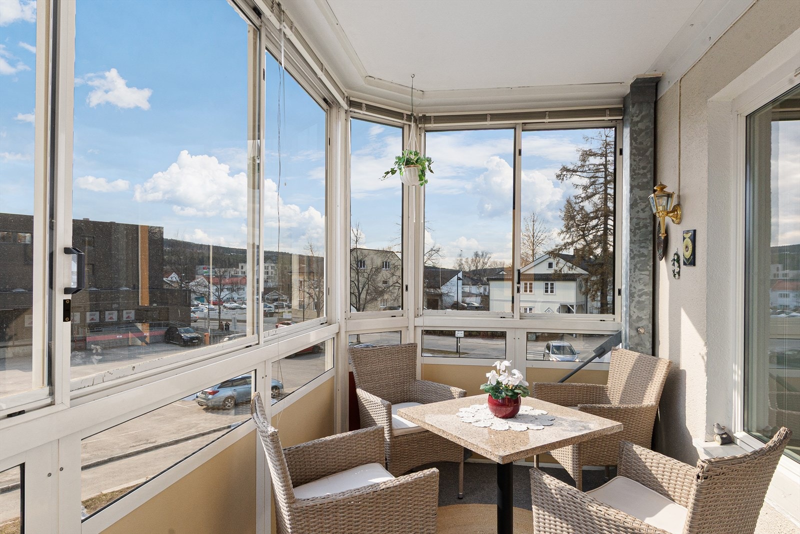 Her er alt tilrettelagt for koselige stunder med venner og familie - praktisk med innglassing så man kan kose seg her på en regnværsdag også! Galleribilde