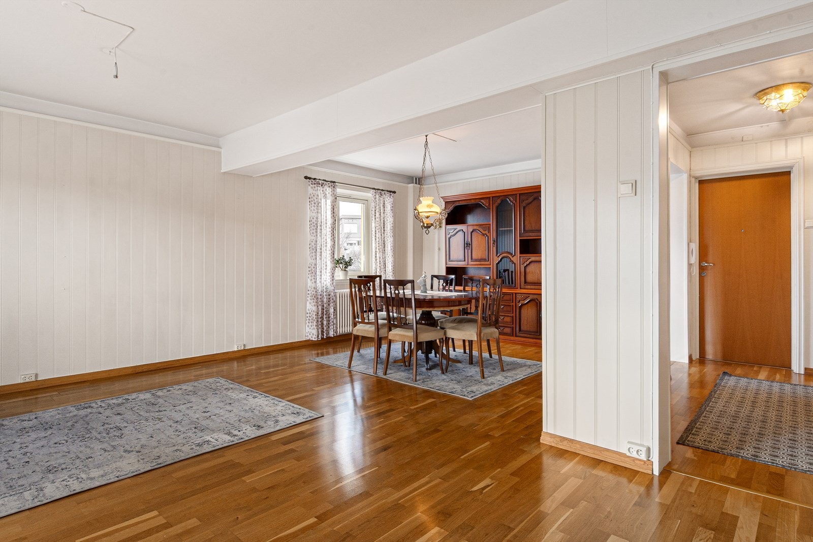 I de originale byggetegningene var spisestuen et soverom. Kan enkelt bli et bra soverom nr 2 igjen. Galleribilde