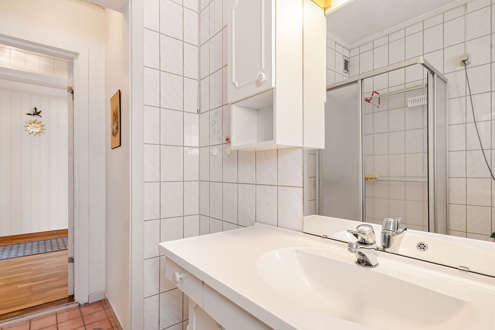 På badet er det flislagt på vegger og gulv. Galleribilde