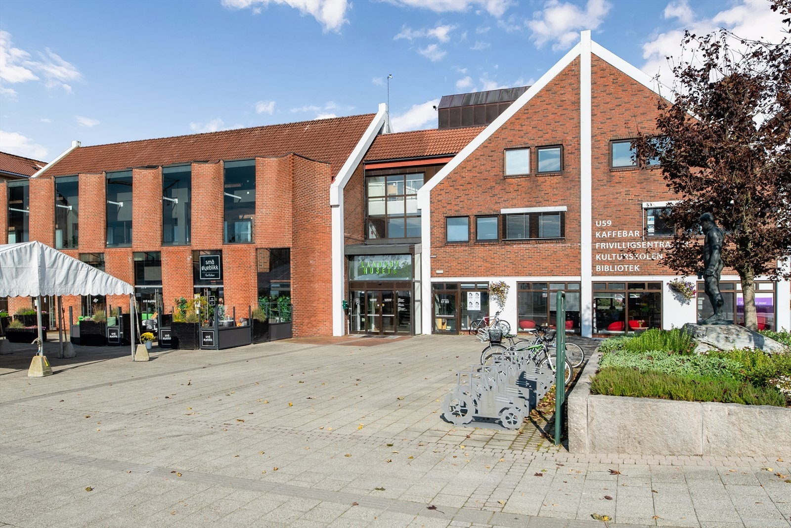 Randaberg sentrum byr på noe for enhver smak, herunder flere dagligvarebutikker, nisjebutikker, ulike servicetilbud og spisesteder, bibliotek, apotek m.m. Galleribilde