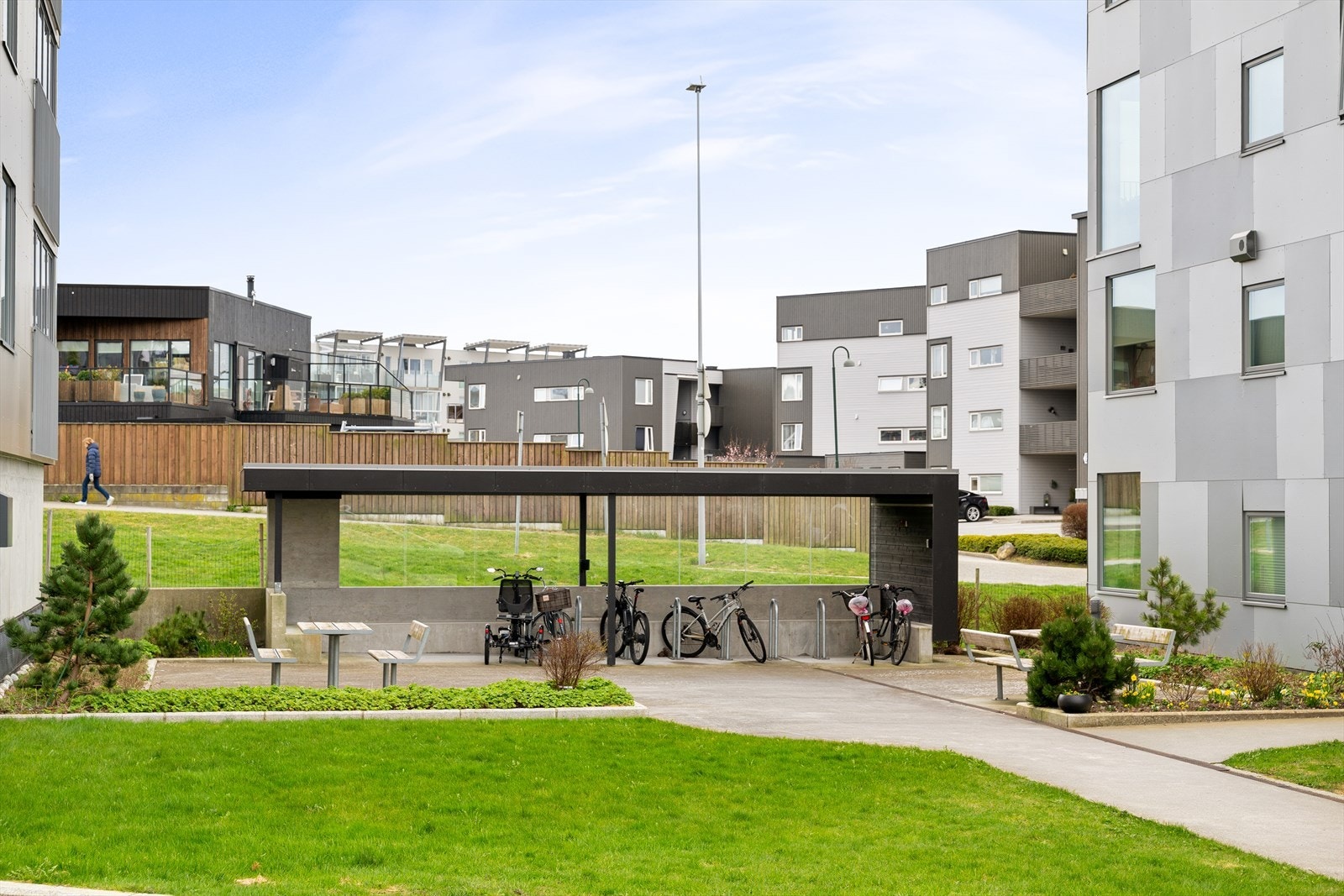 Borettslaget Valahaug ligger meget fint til i et område som er så sjelden som både sentralt og landlig. Her kan man se ut på grønne marker fra eget stuevindu samtidig som det kun er ca 500 meter inn til sentrumskjernen. Galleribilde