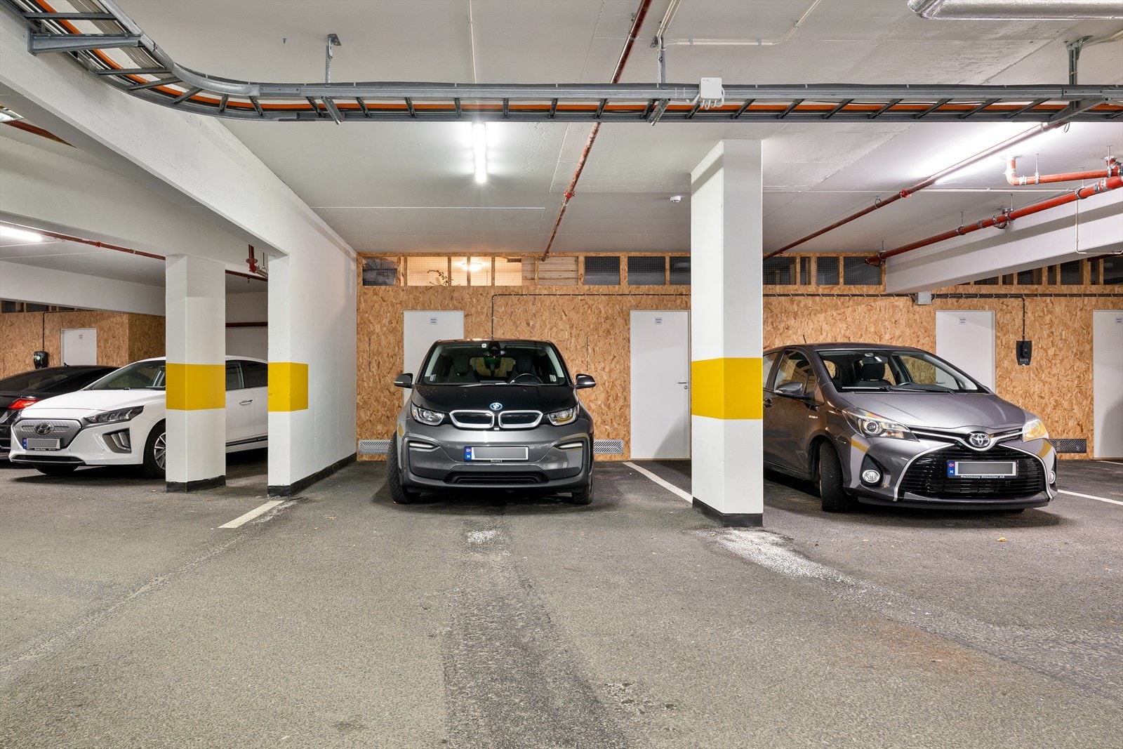 Fast parkering med elbillader i lukket anlegg Galleribilde