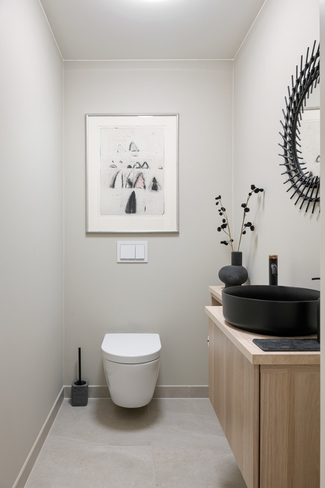 I tillegg til hovedbadet har man et praktisk separat gjestetoalett. Galleribilde