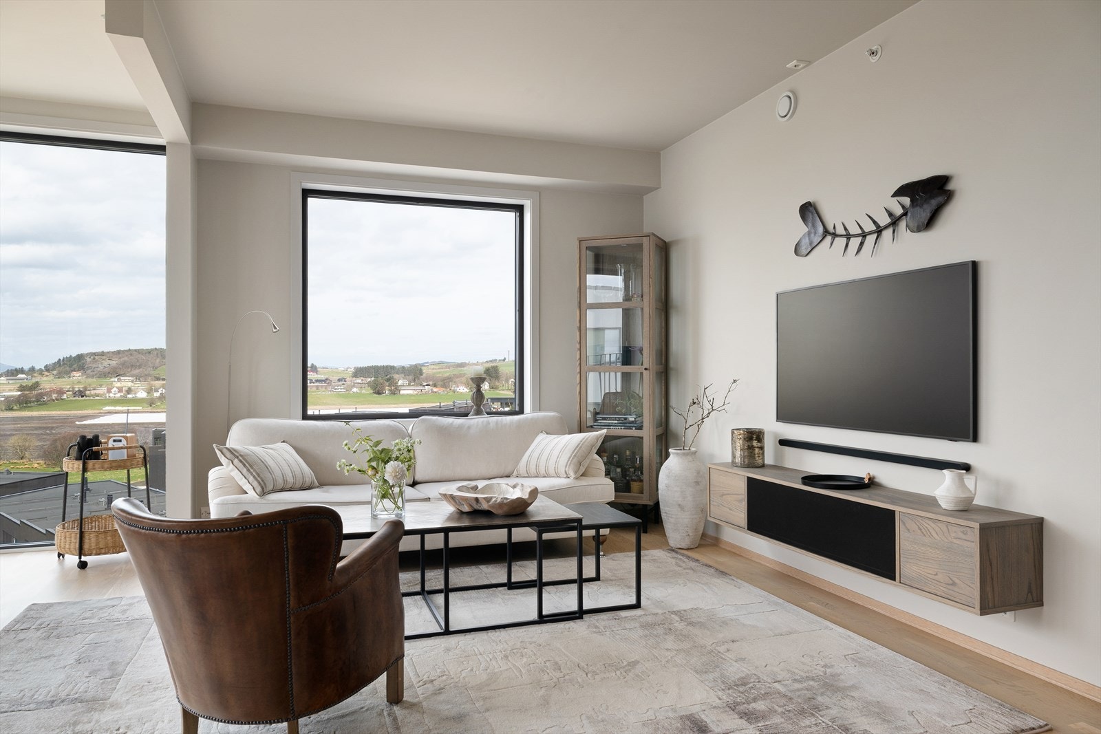Det er god plass til å innrede med sittegruppe og spisebord og stuens utforming gjør det enkelt å møblere. Galleribilde