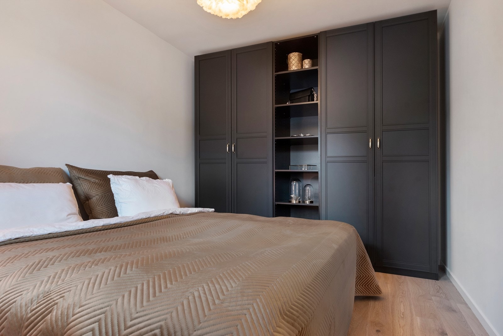 Hovedsoverom med romslig garderobe Galleribilde