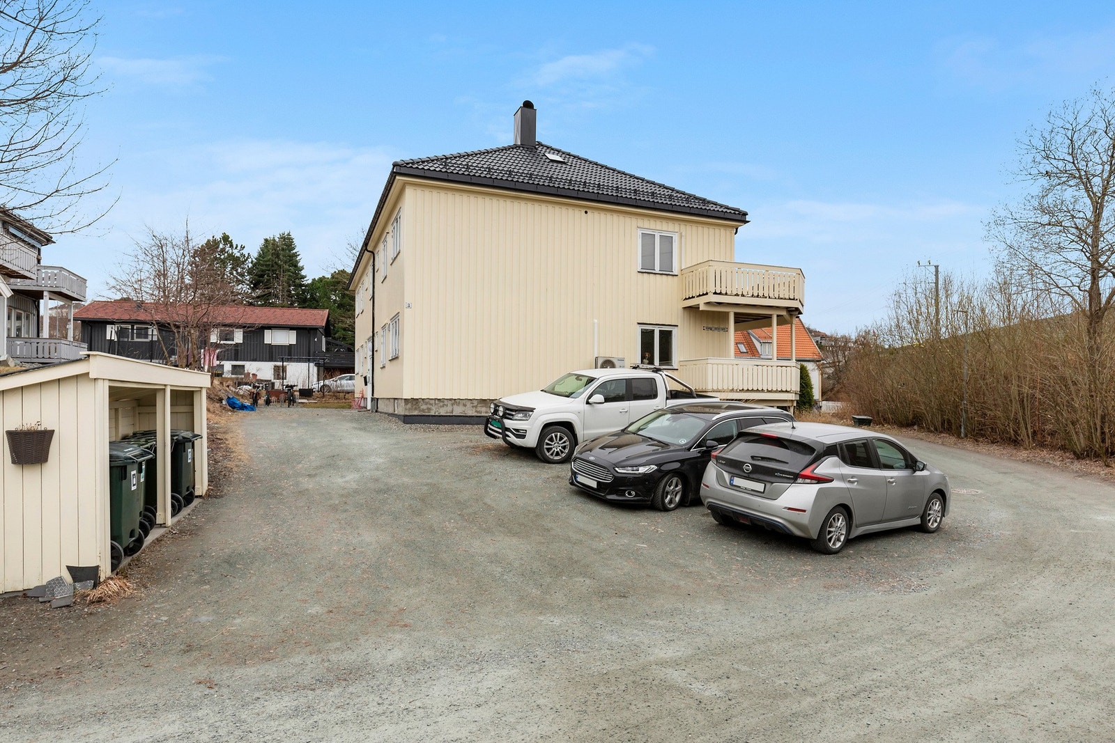 Like utenfor boligen har man oppstillingsplass for bil. Galleribilde