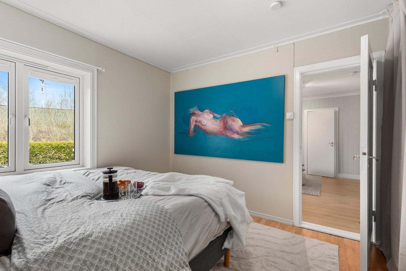 Her kan du fint møblere med stor seng og garderobeløsning. Galleribilde